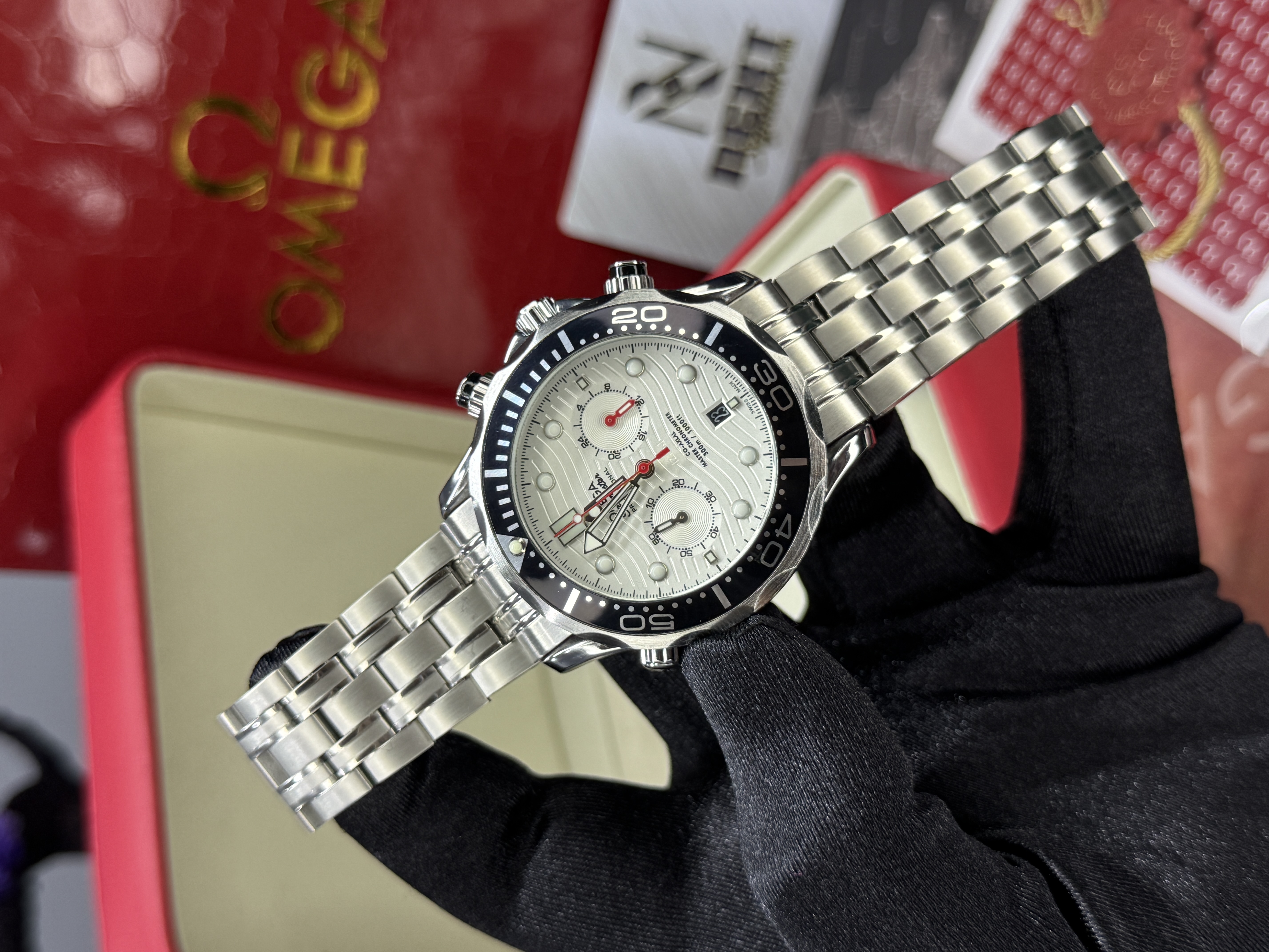 🕒 OMEGA Silver Luxury Chronograph Watch – Classic Edition.